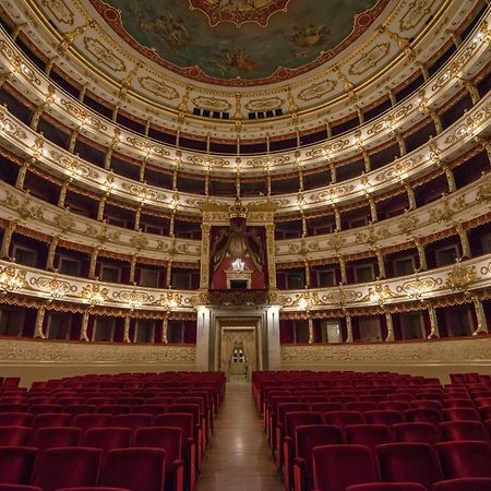 Stazione A 200M - Ampio Appartamento Con Parcheggio Notturno Gratis Парма Экстерьер фото