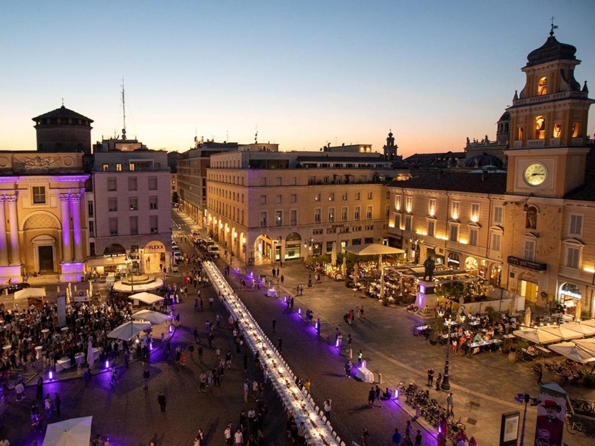 Stazione A 200M - Ampio Appartamento Con Parcheggio Notturno Gratis Парма Экстерьер фото